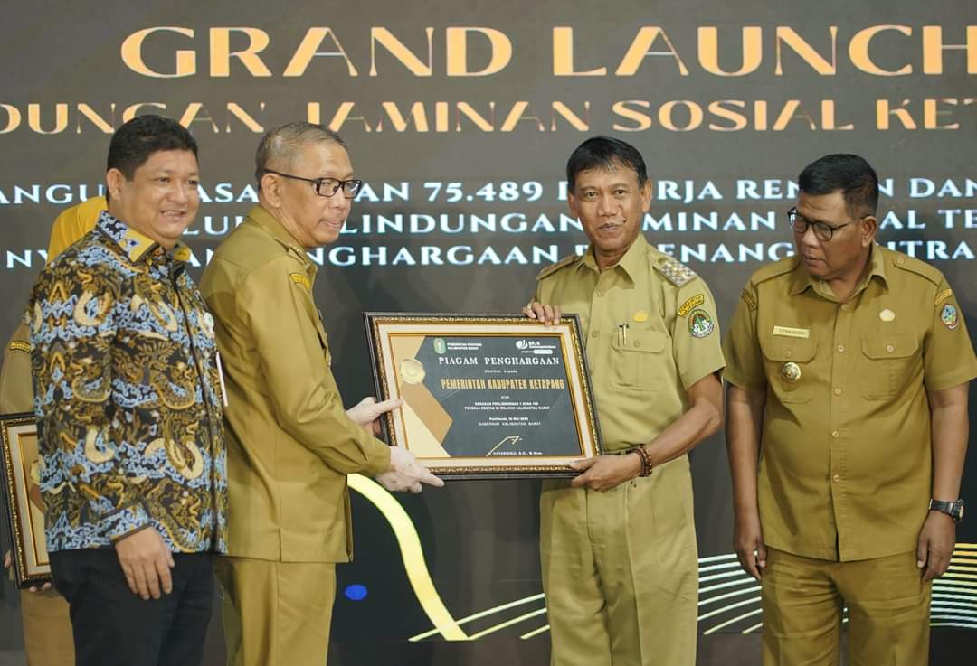 KabarKetapang - Pemerintah Kabupaten Ketapang mendapatkan Juara Pertama Paritrana Award Tahun 2022 tingkat Provinsi Kalimantan Barat dan Penghargaan Gerakan Perlindungan 1 Desa 100 Pekerja Rentan di Wilayah Kalimantan Barat.