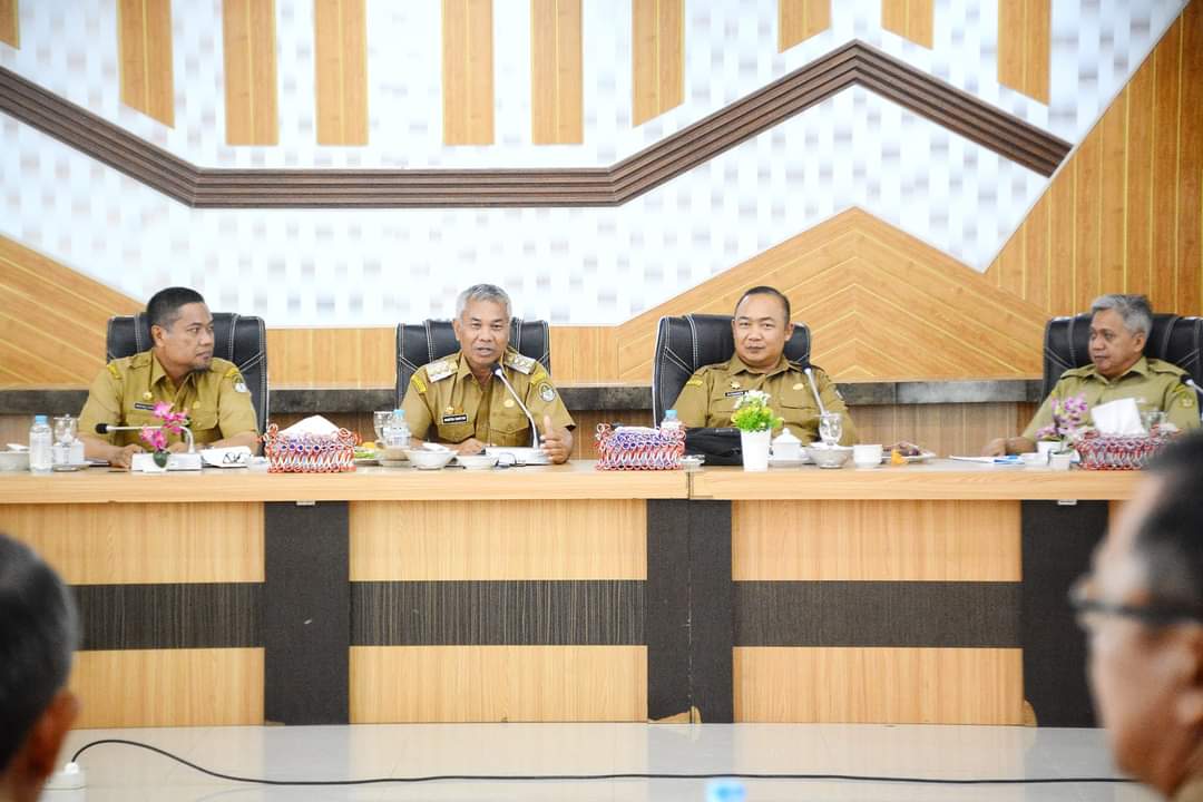 KabarKetapang - Bupati Ketapang Martin Rantan, SH.,M.Sos. memimpin Rapat terkait Evaluasi Capaian Kinerja Perangkat Daerah, pada Senin (15/05/2023) bertempat di ruang rapat utama Kantor Bupati Ketapang.