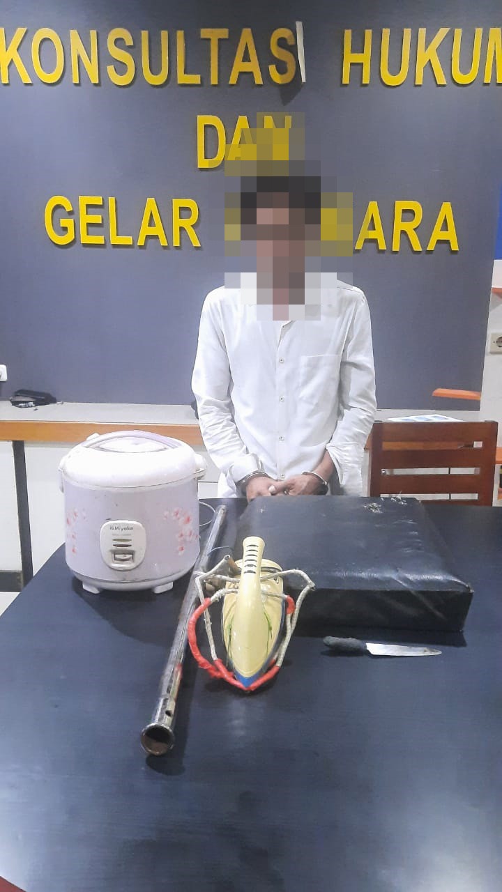 KabarKetapang - AR (40), seorang pria di Kelurahan Sampit Kecamatan Delta Pawan Kabupaten Ketapang, menganiaya pacarnya BS (31) dirumahnya hingga korban mengalami luka memar di sekujur tubuhnya. AR tega melakukan perbuatan tersebut karena menuding korban telah berselingkuh dengan pria lain.