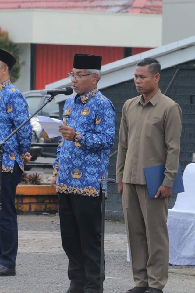 KabarKetapang - Bupati Ketapang Martin Rantan, SH.,M.Sos didampingi Sekda Alexander Wilyo, S.STP.,M.Si memimpin Apel Gabungan ASN di Lingkungan Pemerintah Kabupaten Ketapang, pada Rabu (17/05/2023) bertempat di Halaman Kantor Bupati Ketapang