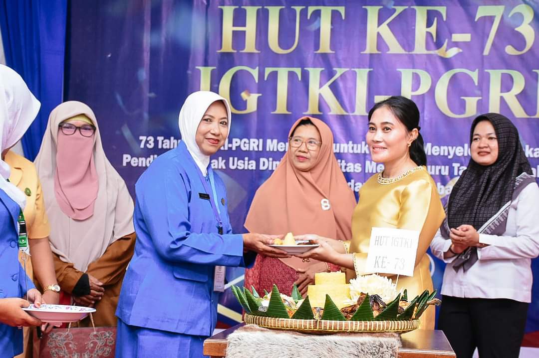 KabarKetapang - Bunda Paud Kabupaten Ketapang Ny. Elisabeth Betty Martin yang juga Ketua PKK Ketapang dan Bunda Literasi Ketapang menghadiri Peringatan HUT IGTKI-PGRI ke-73, pada Senin (22/05/2023) bertempat di Pendopo Bupati Ketapang.