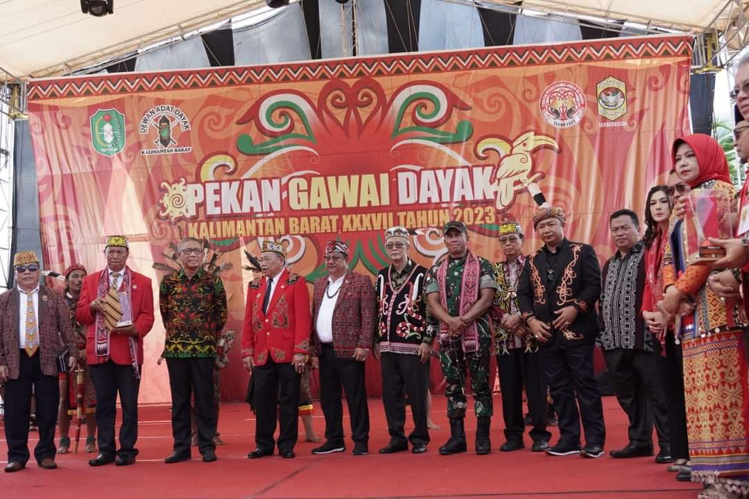 KabarKetapang – Sekretaris Daerah (Sekda) Kabupaten Ketapang, yang juga Patih Jaga Pati Laman Sembilan Domong Sepuluh Kerajaan Hulu Aik, Raden Cendaga Pintu Bumi Jaga Banua, Alexander Wilyo, S. STP., M. Si. menghadiri Pembukaan Pekan Gawai Dayak XXXVII Provinsi Kalimantan Barat. Sekda Ketapang, yang akrab disapa Patih itu pun adanerharap agar PGD XXXVII ini bisa menjadi ajang untuk merawat keberagaman.