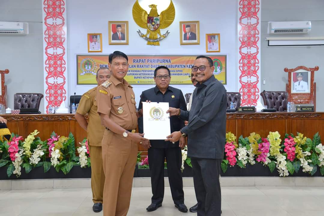 Kabar Ketapang - Wakil Bupati Ketapang, H. Farhan, SE.,M.Si, hadiri Rapat Paripurna Penyampaian Rekomendasi DPRD terhadap Laporan Keterangan Pertanggung Jawaban (LKPJ) Bupati Ketapang Tahun 2022, Senin (22/05/2023) di Ruang Rapat Paripurna DPRD Kabupaten Ketapang.