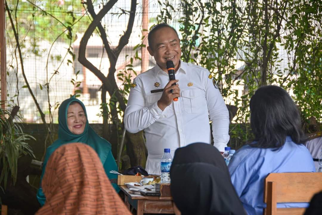 KabarKetapang - Sekretaris Daerah Kabupaten Ketapang, Alexander Wilyo S.STP., M.Si., meresmikan Rumah Makan (RM) Djadoel Obic Ketapang sekaligus melounching kuliner RM tersebut, Rabu (24/05/2023) pagi di Kelurahan Kauman.