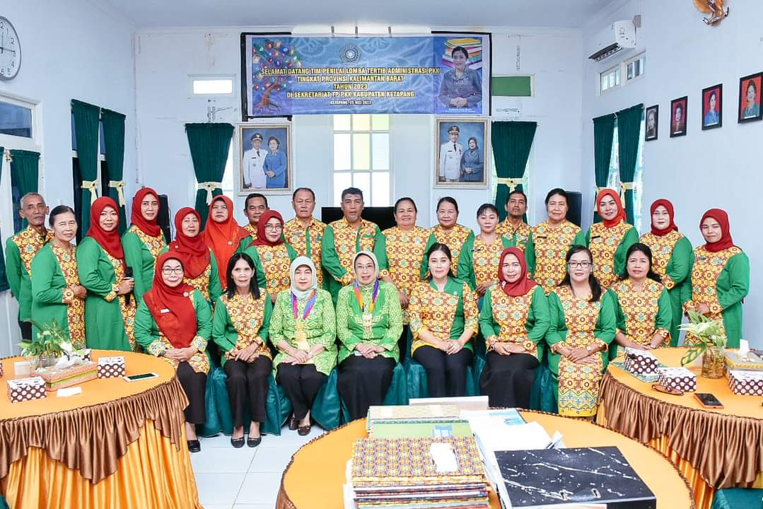 KabarKetapang - Ketua TP PKK Ketapang Ny. Elisabeth Betty Martin menyambut dan mendampingi Tim Penilai Lomba Tertib Administrasi PKK Tingkat Provinsi Kalimantan Barat Tahun 2023, pada Kamis (26/05/2023) bertempat di Gedung Sekretariat PKK Kabupaten Ketapang.