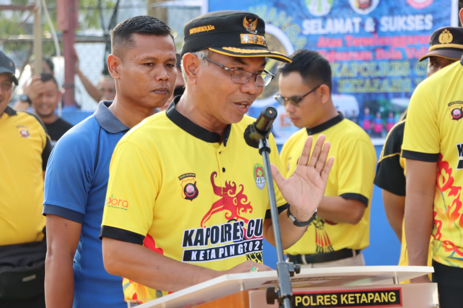 KabarKetapang -  Bupati Ketapang Martin Rantan membuka Turnamen Bola Voli Kapolres Cup Tahun 2023, di Lapangan Bola Volly Bhayangkara Jalan Urip Sumohardjo Kelurahan Muliabaru Kecamatan Delta Pawan Kabupaten Ketapang, Sabtu (27/05/2023). Kompetisi yang diikuti 20 tim ini diinisiasi oleh Kepolisian Resor (Polres) Ketapang.