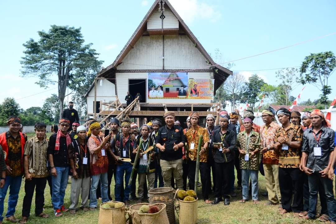 KabarKetapang - Sekda Ketapang Alexander Wilyo, S.STP.,M.Si yang juga merupakan Patih Jaga Pati Desa Sembilan Domong Sepuluh Kerajaan Hulu Aik bergelar Raden Cendaga Pintu Bumi menutup Musyawarah Adat (MUSDAT) I Kengkubang 3, pada Sabtu (13/05/2023) bertempat di Jelayan, Kecamatan Tumbang Titi.