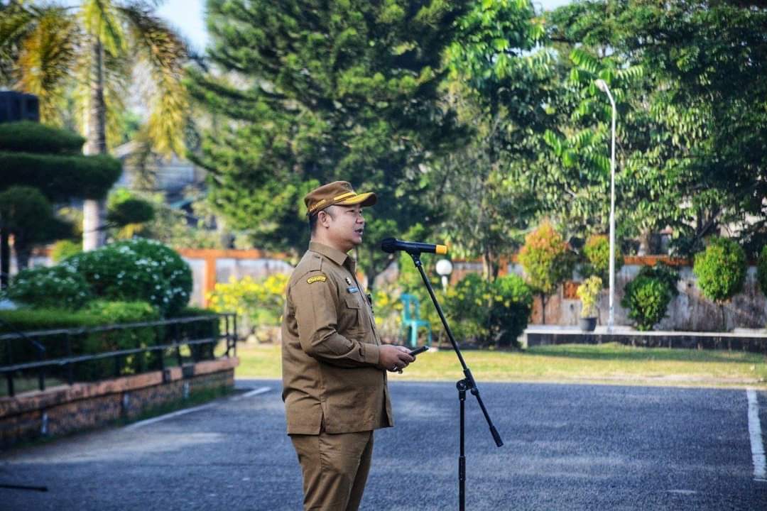 KabarKetapang - Sekretaris Daerah (Sekda) Kabupaten Ketapang Alexander Wilyo S.STP, M.Si pimpin apel rutin Senin pagi di lingkungan Sekretariat Daerah Kabupaten Ketapang bertempat di Halaman Kantor Bupati Ketapang, pada Senin (29/5/2023).