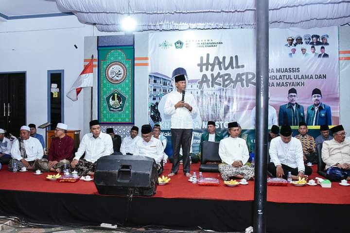 KabarKetapang - Wakil Bupati Ketapang H. Farhan, SE.,M.Si menghadiri Halaqoh Fiqih Peradaban dan Haul Akbar Muasis NU yang diselenggarakan PCNU Kabupaten Ketapang dan Pondok Pesantren Mambaul Khairat, pada Senin (29/05/2023) bertempat di Gedung PCNU Ketapang dan Ponpes Mambaul Khairat.