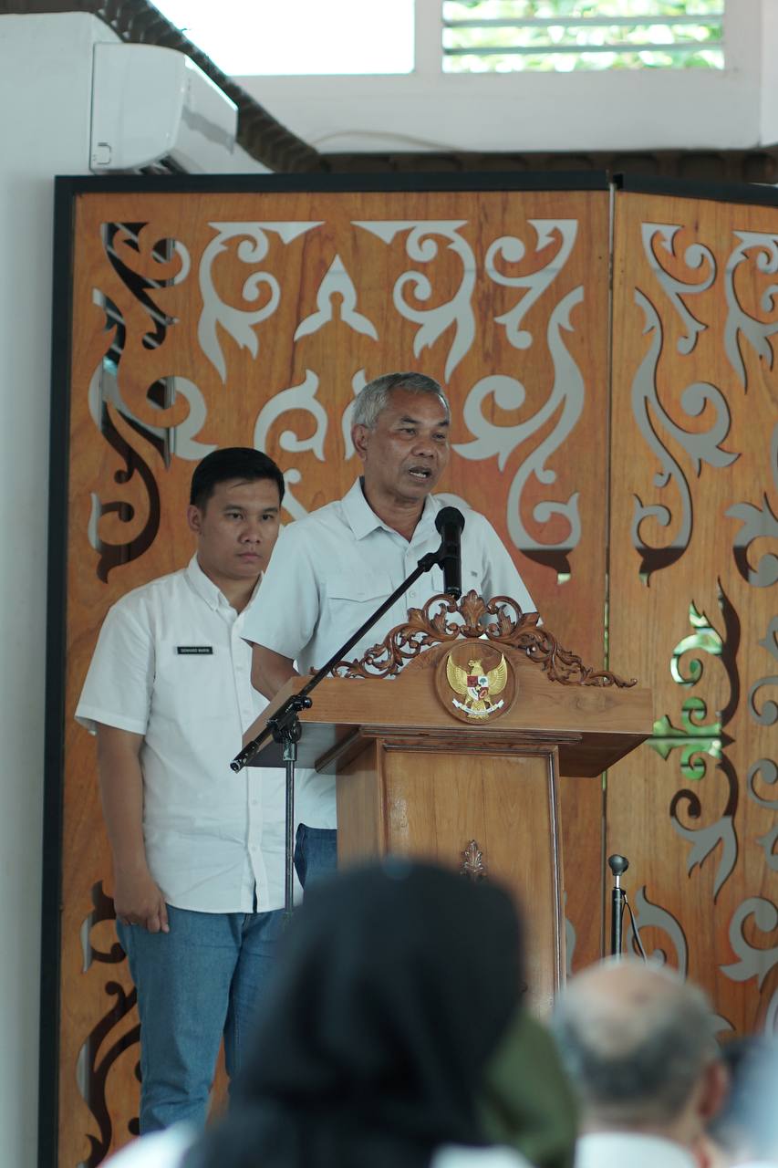 KabarKetapang - Bupati Ketapang Martin Rantan, SH.,M.Sos memimpin Rapat Akbar Persiapan Napak Tilas Pemerintah Kabupaten tahun 2023, pada Rabu (10/05/2023) bertempat di Gedung Pancasila Ketapang.