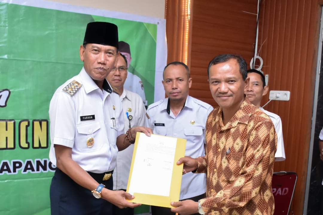 KabarKetapang - Wakil Bupati Ketapang H. Farhan, SE.,M.Si menyerahkan Naskah Perjanjian Hibah Daerah (NPHD) kepada Yayasan, Masjid dan Mushola, pada Rabu (31/05/2023) bertempat diruang Rapat Bupati Ketapang.