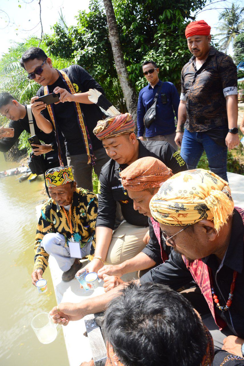 Kabar Ketapang – Sekretaris Daerah ( Sekda) Kabupaten Ketapang, Alexander Wilyo, S. STP., M. Si. menghadiri upacara adat Sapat Tahun Sisih Musim, di Desa Jungkal, Kecamatan Tumbang Titi, Jumat, (2/6/2023).