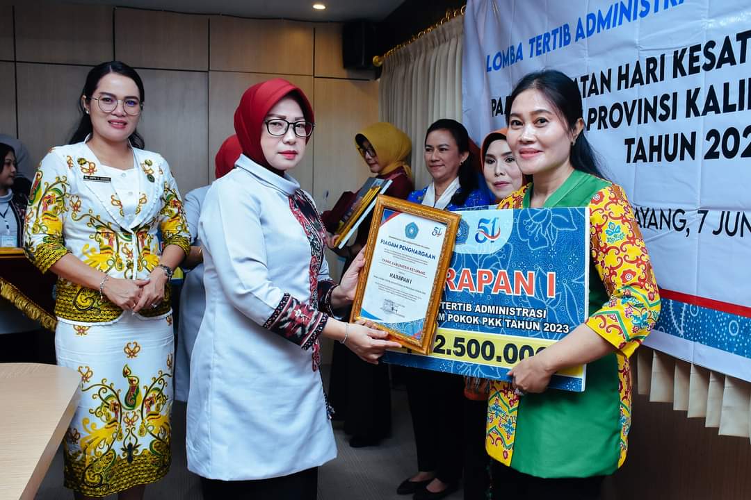 KabarKetapang - Tim Penggerak (TP) PKK Kabupaten Ketapang yang diketuai Ny. Elisabeth Betty Martin meraih Juara III (Tiga) Lomba Penyuluhan Cegah Perkawinan Usia Anak (CEPAK) dalam Rangka Penurunan Angka Stunting dan Juara Harapan 1 Lomba Tertib Administrasi PKK Tingkat Prov Kalbar Thn 2023.