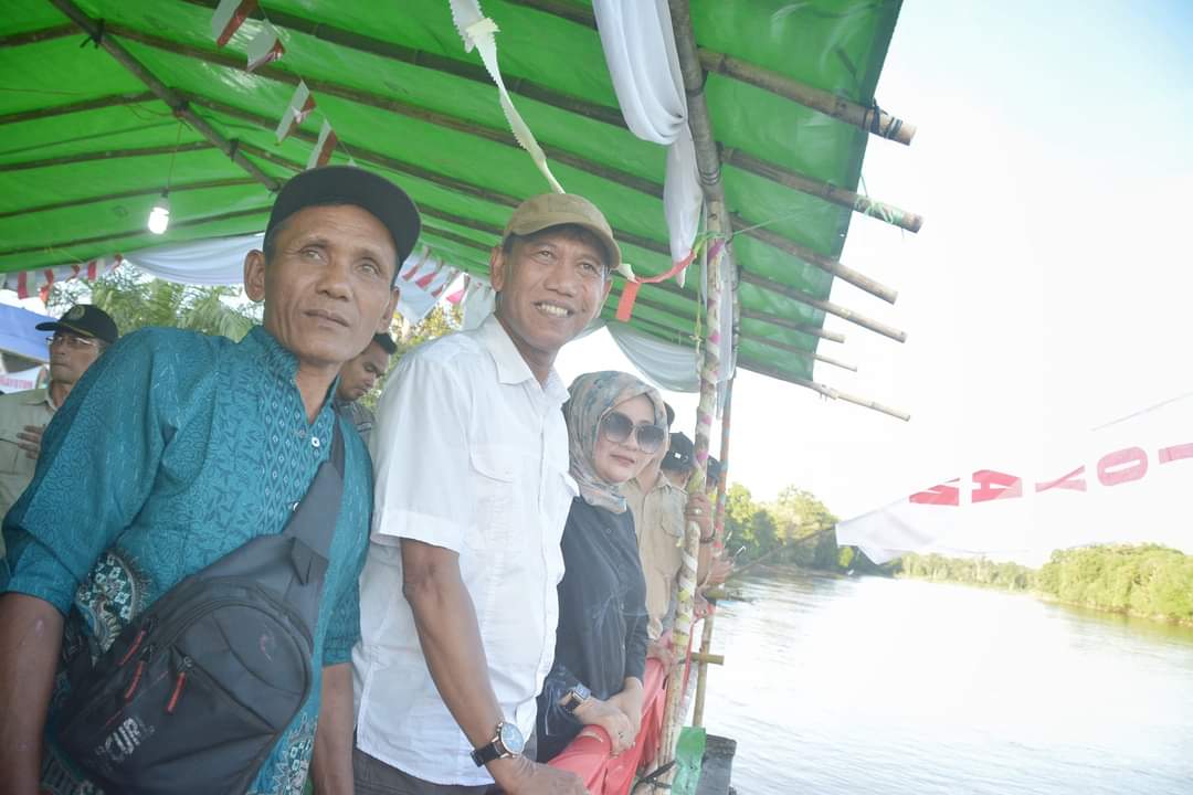 KabarKetapang - Wakil Bupati Ketapang H. Farhan, SE., M.Si membuka Balap Kato Series 2 Tahun 2023, pada Sabtu (10/06/2023) bertempat di Desa Penjawaan Kecamatan Sandai.