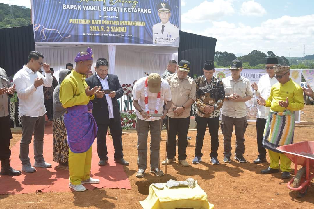 KabarKetapang - Wakil Bupati Ketapang H. Farhan, SE., M.Si Meletakan Batu Pertama Pembangunan SMA Negeri 2 Sandai, pada sabtu (10/06/2023) bertempat di Lokasi Pembangunan SMA Negeri 2 Sandai.