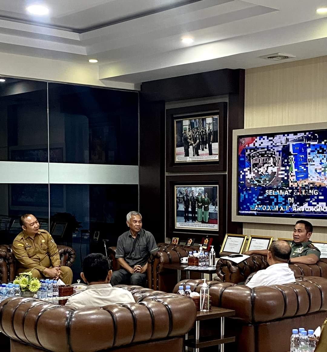 KabarKetapang - Bupati Ketapang Martin Rantan, SH.,M.Sos, didampingi Sekda Alexander Wilyo,S.STP.,M.Si dan Dandim 1203/Ketapang, Letkol Inf Alim Mustofa menghadiri audiensi dengan Panglima Kodam XII/Tanjungpura Mayjend. Iwan Setiawan terkait Gawai Akbar Napak Tilas Perjuangan Pembangunan dan Budaya Ketapang 23-28 Oktober 2023, bertempat di Lobby Kehormatan Makodam XII/Tanjupura Kabupaten Kubu Raya, pada Selasa (13/06/23).