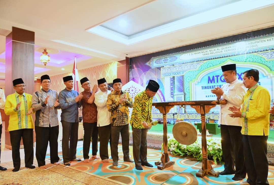 KabarKetapang - Wakil Bupati Ketapang H. Farhan, SE., M.Si dan Ketua DPRD Kabupaten Ketapang M Febriadi, S.Sos.,M.Si beserta Jajaran Forkopimda Ketapang menghadiri acara Pembukaan MTQ ke XXX Tingkat Kabupaten Ketapang Tahun 2023, Selasa (13/6/2023) malam yang berlangsung pada 13-16 mendatang, di Ruang Serba Guna Masjid Agung Al – Ikhlas Ketapang.
