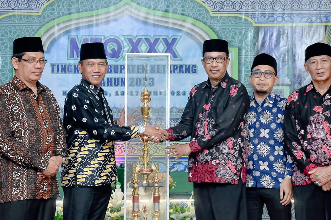 KabarKetapang - Musabaqoh Tilawatil Qur'an (MTQ) ke-XXX Tingkat Kabupaten Ketapang Tahun 2023 resmi ditutup oleh Wakil Bupati Ketapang H. Farhan, SE.,M.Si di Aula Masjid Agung Al-Ikhlas Ketapang, pada Jum'at (16/06/2023) malam.