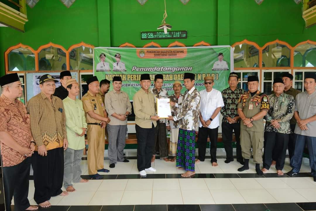 Kabar Ketapang - Wakil Bupati Ketapang, H. Farhan, SE., M.Si menyerahkan Dana Hibah kepada Masjid Besar Baiturrahim Kecamatan Manis Mata, Yayasan Nahdlatul Ummah Kecamatan Air Upas, serta Masjid Jami' Baiturrahim dan Yayasan Islam Raudhatul Muta'alimin Kecamatan Marau, pada Senin (05/06/2023).