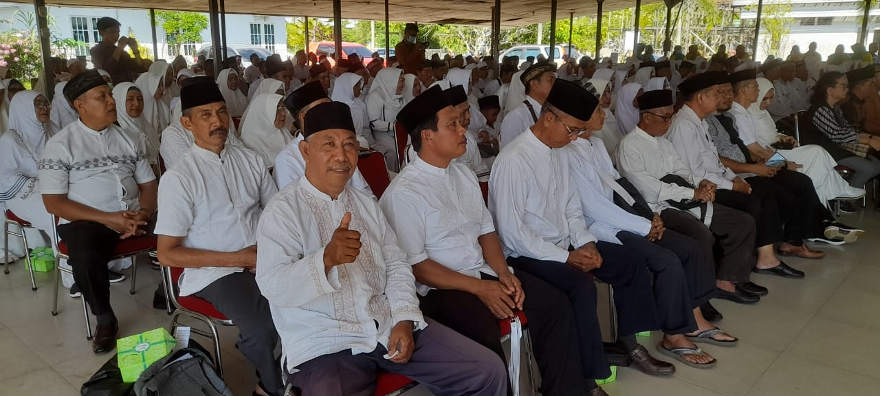 KabarKetapang - Sebanyak 239 orang Calon Jemaah Haji (CJH) asal Kabupaten Ketapang secara resmi dilepas keberangkatannya. Keberangkatan CJH dimulai Senin (19/6/2023) dengan empat kali penerbangan.