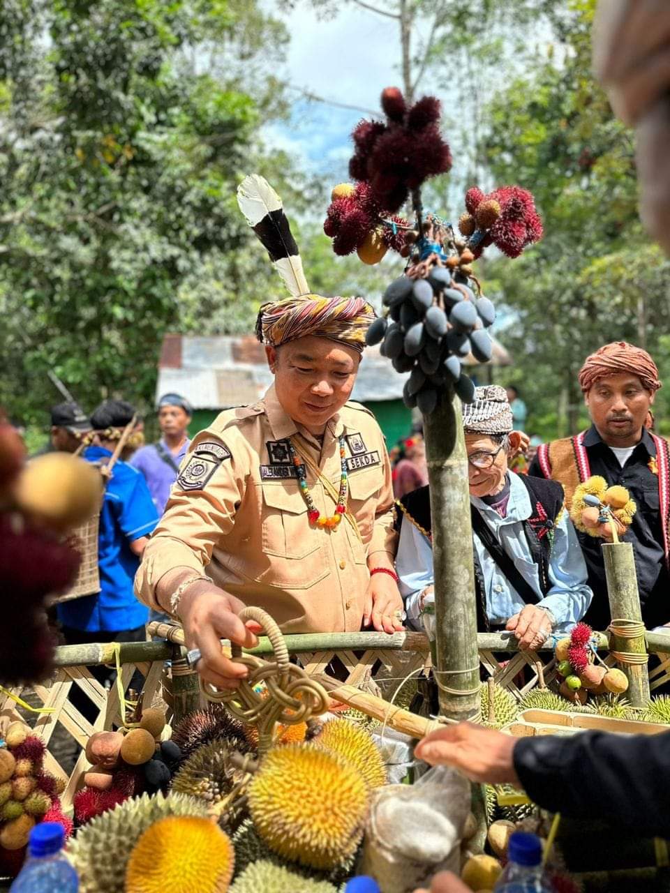 KabarKetapang - Sekretaris Daerah Kabupaten Ketapang Alexander Wilyo, S. STP., M. Si. meminta supaya upacara adat menjangkap buah hendaknya dijadikan sebagai warisan budaya tak benda dan dijadikan sebagai agenda rutin.