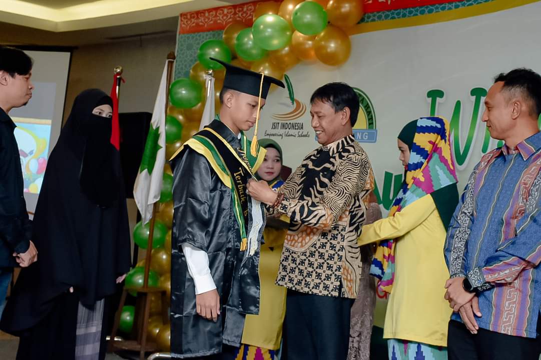 Kabar Ketapang - Wakil Bupati Ketapang H. Farhan, SE.,M.Si hadiri Wisuda Akbar Paudit, TKIT, SDIT Permata Hati Tahun Pelajaran 2022/ 2023, pada Minggu (18/06/2023) bertempat di Hotel Asana Nevada Ketapang.