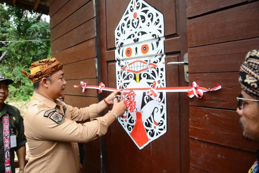 KabarKetapang - Sekda Ketapang Alexander Wilyo, S.STP., M.Si. meresmikan Rumah Adat Dayak Senopati Rampai Bakah Sengkrinang Desa Penyarang, Kecamatan Jelai Hulu, pada Jumat (16/06/2023).