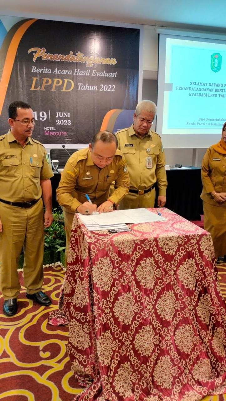 KabarKetapang - Mewakili Bupati, Sekda Ketapang Alexander Wilyo, S.STP.,M.Si melakukan penandatanganan berita acara hasil Evaluasi Penyelenggaraan Pemerintahan Daerah (EPPD) Kabupaten/Kota se-Kalimantan Barat Tahun 2023 di Hotel Mercure Pontianak, pada Senin (19/06/2023).