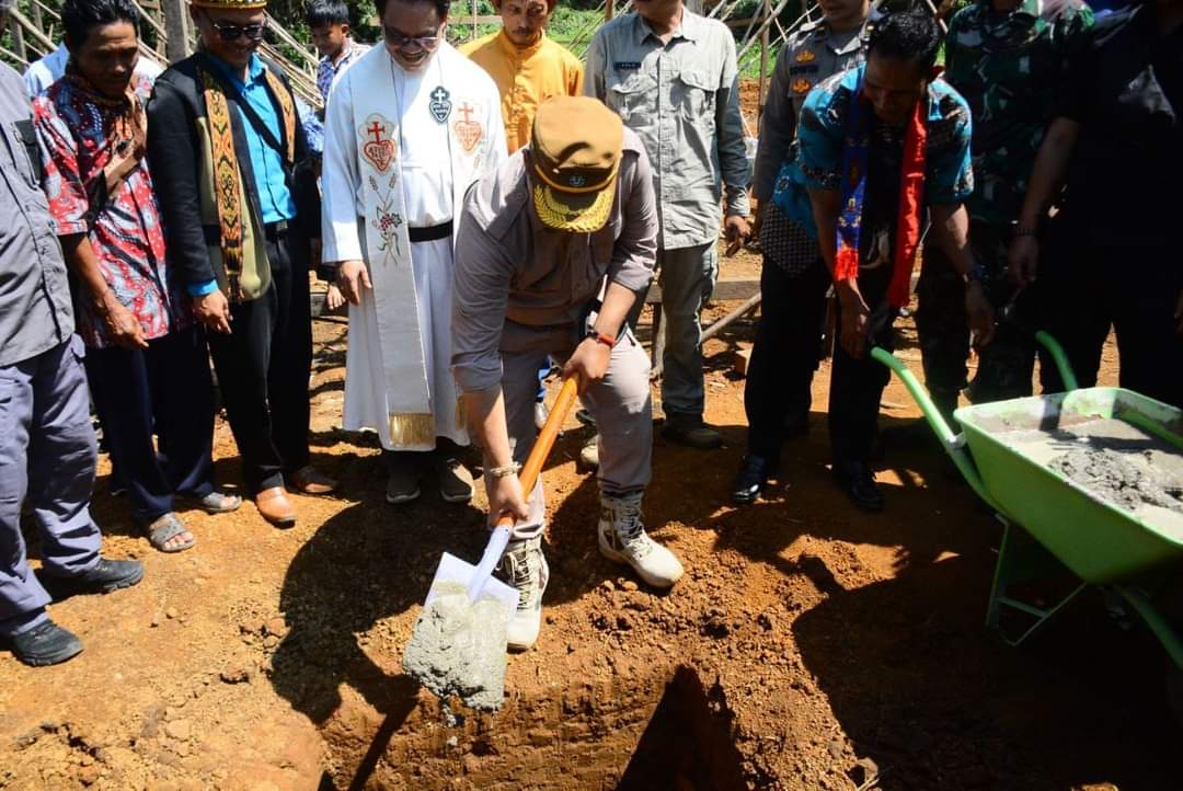 KabarKetapang - Sekda Ketapang Alexander Wilyo, S.STP., M.Si. meletakkan Batu Pertama Gereja stasi Mariangin, Paroki Salib Suci Menyumbung, Desa Benua Krio, Kecamatan Hulu Sungai, pada Sabtu (24/6/2023).