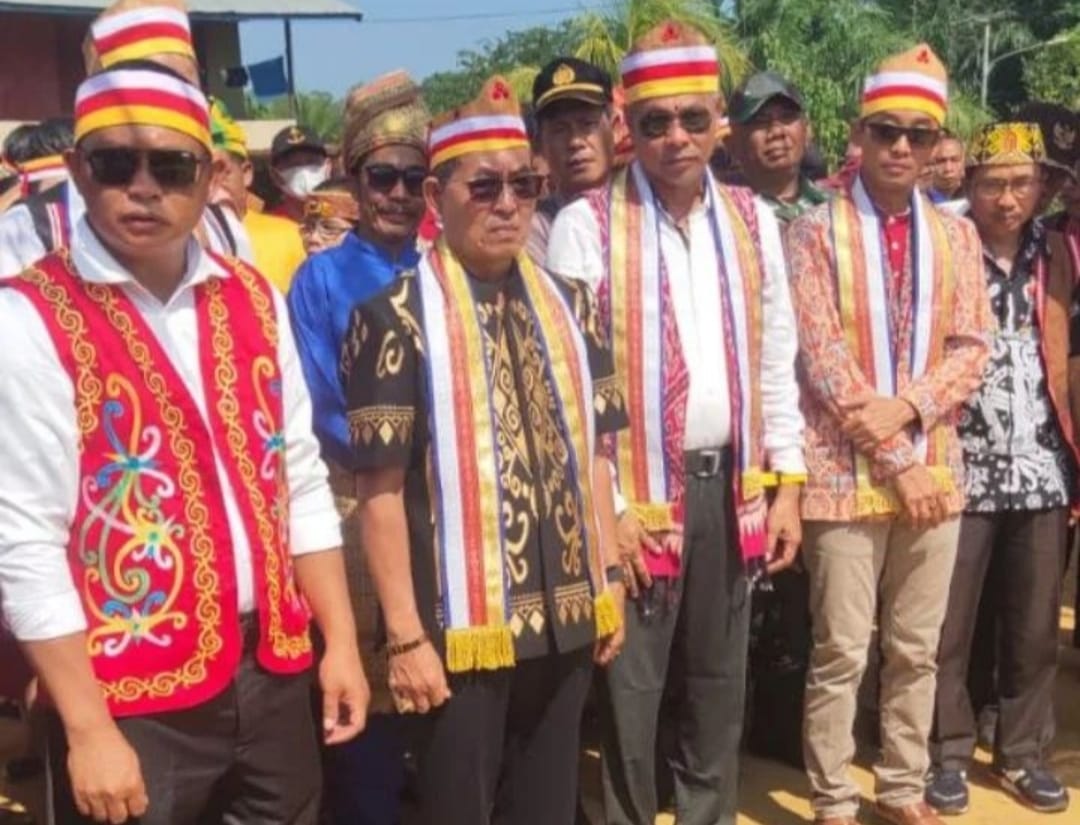 Kabar Ketapang - Asisten III yang merupakan Ketua Dewan Adat Dayak Kabupaten Ketapang Heronimus Tanam mewakili Bupati Ketapang Membuka Gawai Dayak Babantatn Polas Laman Kampung Buah dirumah Adat Dayak Desa Bengaras Kecamatan Sungai Laur. (Rabu 28 Juni 2023).