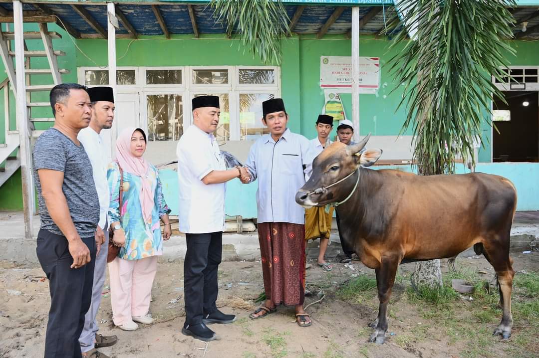 Ketapang, KabarKetapang - Ketua Dewan Pimpinan Daerah (DPD) Partai Golkar juga sebagai Ketua Dewan Perwakilan Rakyat Daerah (DPRD) Kabupaten Ketapang, M Febriadi S.Sos M.Si menyerahkan empat ekor sapi kurban untuk masyarakat di Ketapang, pada rabu (28/6/2023).