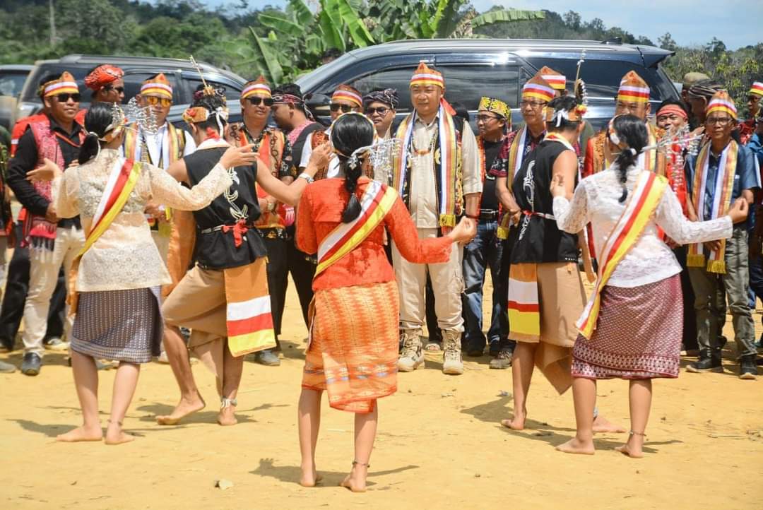 KabarKetapang - Sekda Kabupaten Ketapang, Alexander Wilyo, S.STP., M.Si. menghadiri Penutupan Gawai Polas Laman Kampung Buah Ke-1 di Kecamatan Sungai Laur, pada Jumat (30/6/2023).