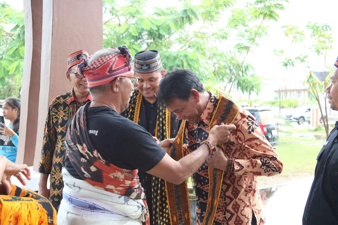 KabarKetapang - Wakil Bupati Ketapang H. Farhan, SE.,M.Si menutup acara Pembinaan dan Pelatihan Pengurus Perkumpulan Pemuda Flobamora (Flores-Sumba-Timor-Alor) (PPFK)Ketapang tahun 2023, pada Minggu (02/07/2023) bertempat di Aula Bappeda Ketapang.