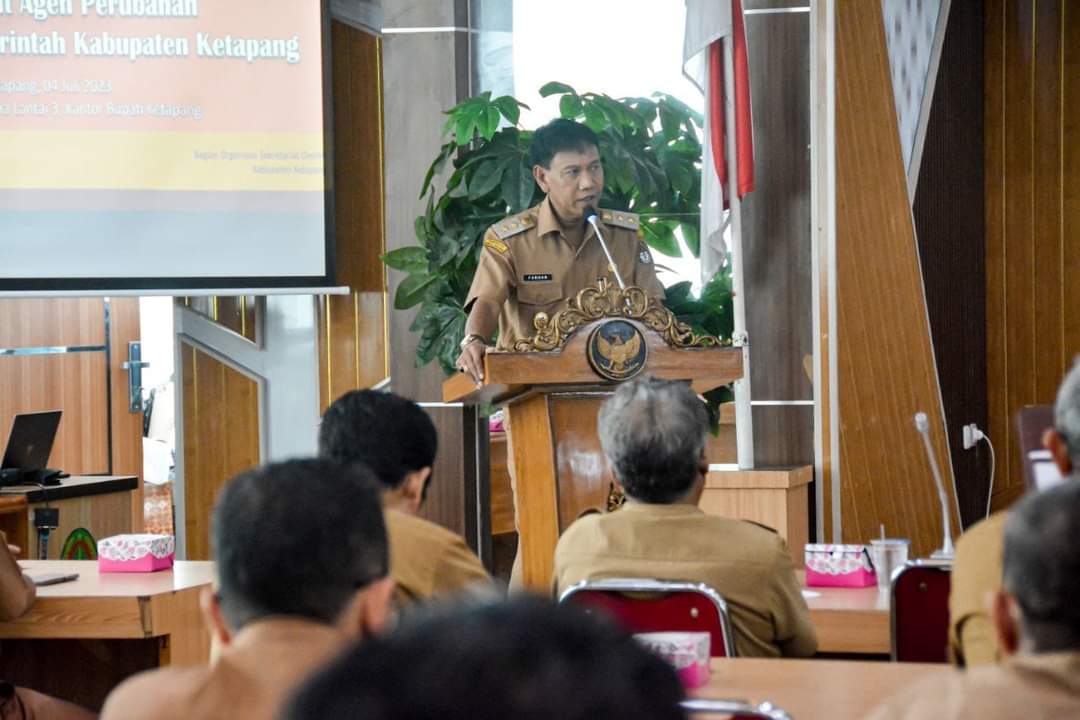 KabarKetapang - Wakil Bupati Ketapang H. Farhan, SE., Membuka Rapat Forum Konsultasi Publik Hasil Survei BerAKHLAK Tahun 2022 dan Refreshment Agen Perubahan di Lingkungan Pemerintahan Kabupaten Ketapang , pada Selasa (04/07/2023) bertempat diruang Rapat Kantor Bupati Ketapang.