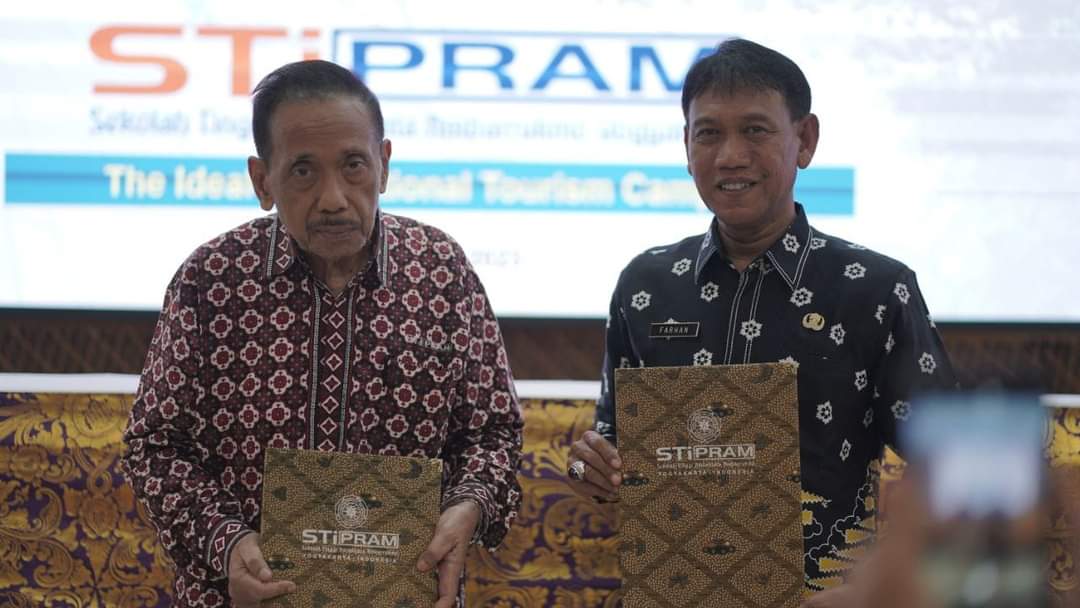 Yogyakarta, KabarKetapang - Pemerintah Kabupaten Ketapang melalui Wakil Bupati Ketapang H. Farhan, SE.,M.Si melakukan Penandatangan MOU Kesepakatan bersama dengan Sekolah Tinggi Pariwisata Ambarrukmo (STIPRAM) Yogyakarta, pada Jum'at (07/07/2023) bertempat di STIPRAM Yogyakarta.