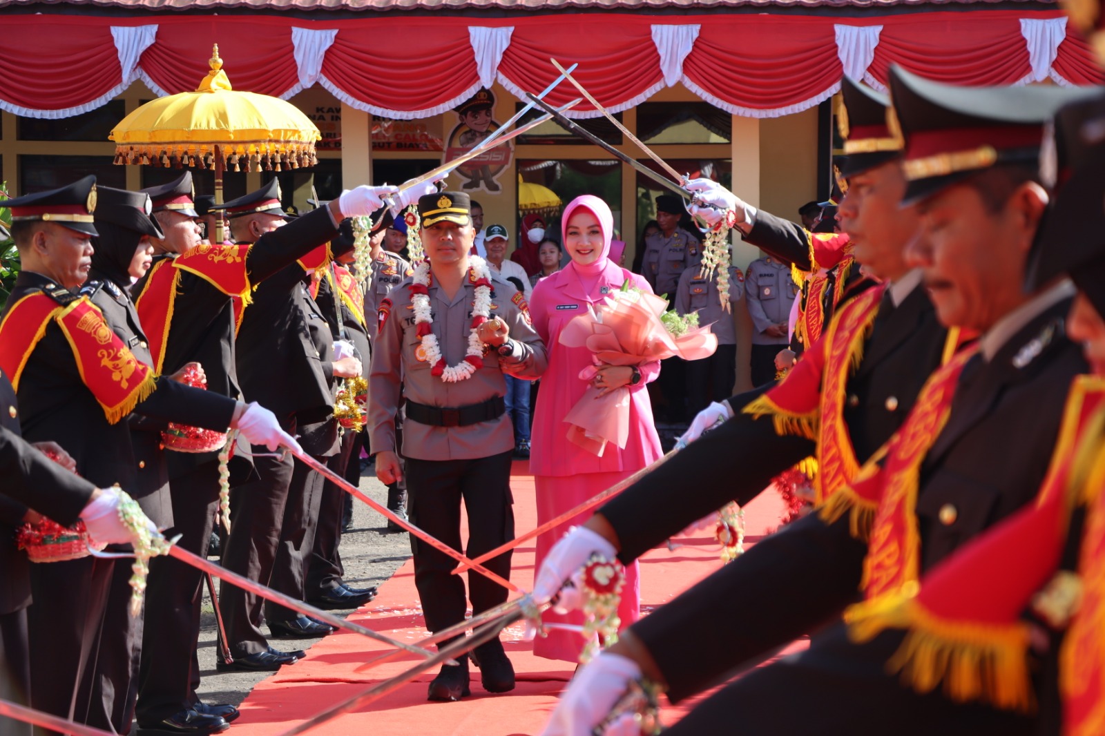 KabarKetapang - Dalam rangka menyambut kedatangan Kapolres Ketapang yang baru yaitu AKBP Tommy Ferdian, Kepolisian Resor Ketapang ( Polres ) Ketapang menggelar Tradisi Pedang Pora dihalaman Mapolres Ketapang, Jalan Brigjend Katamso Nomor 01 Ketapang, Rabu (12/07/2023) Pukul 08.00 Wib. 