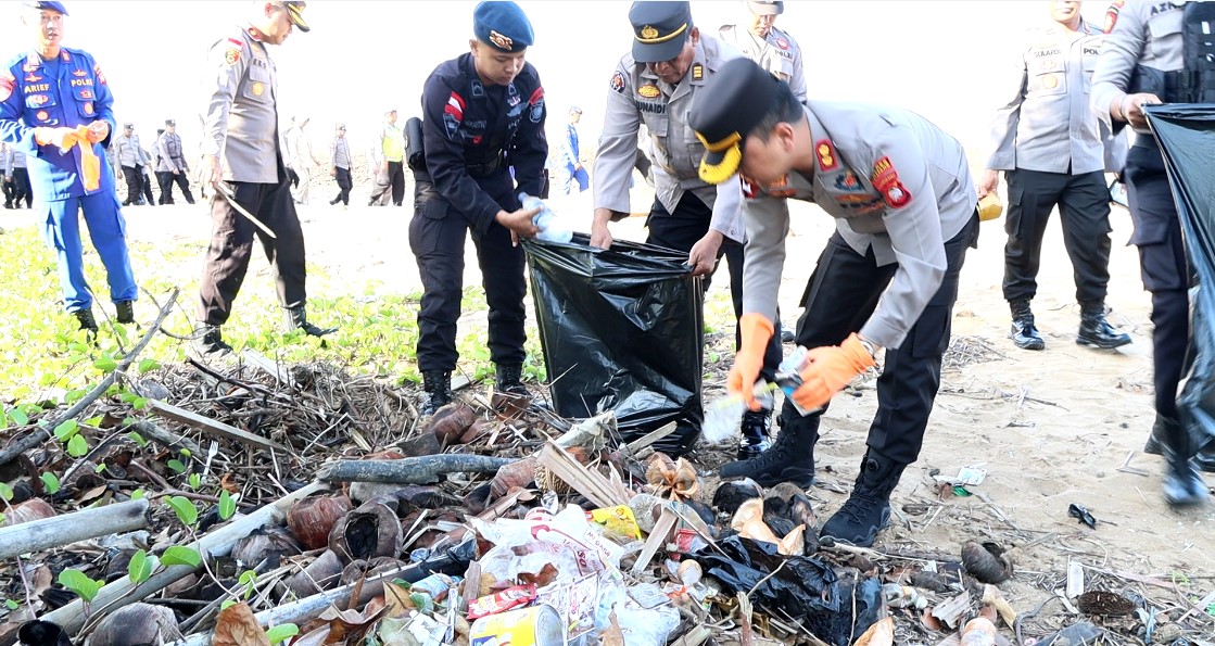 KabarKetapang - Seluruh jajaran anggota Kepolisian Resor ( Polres ) Ketapang Polda Kalbar pada pagi hari ini serentak melaksanakan kegiatan membersihkan sampah di beberapa lokasi pantai serta area tempat umum yang terdapat di wilayah Kabupaten Ketapang. Kegiatan membersihkan sampah serentak bersama Polri tersebut juga menggandeng para pelajar dan pemuda atau yang biasa disebut generasi millenial.