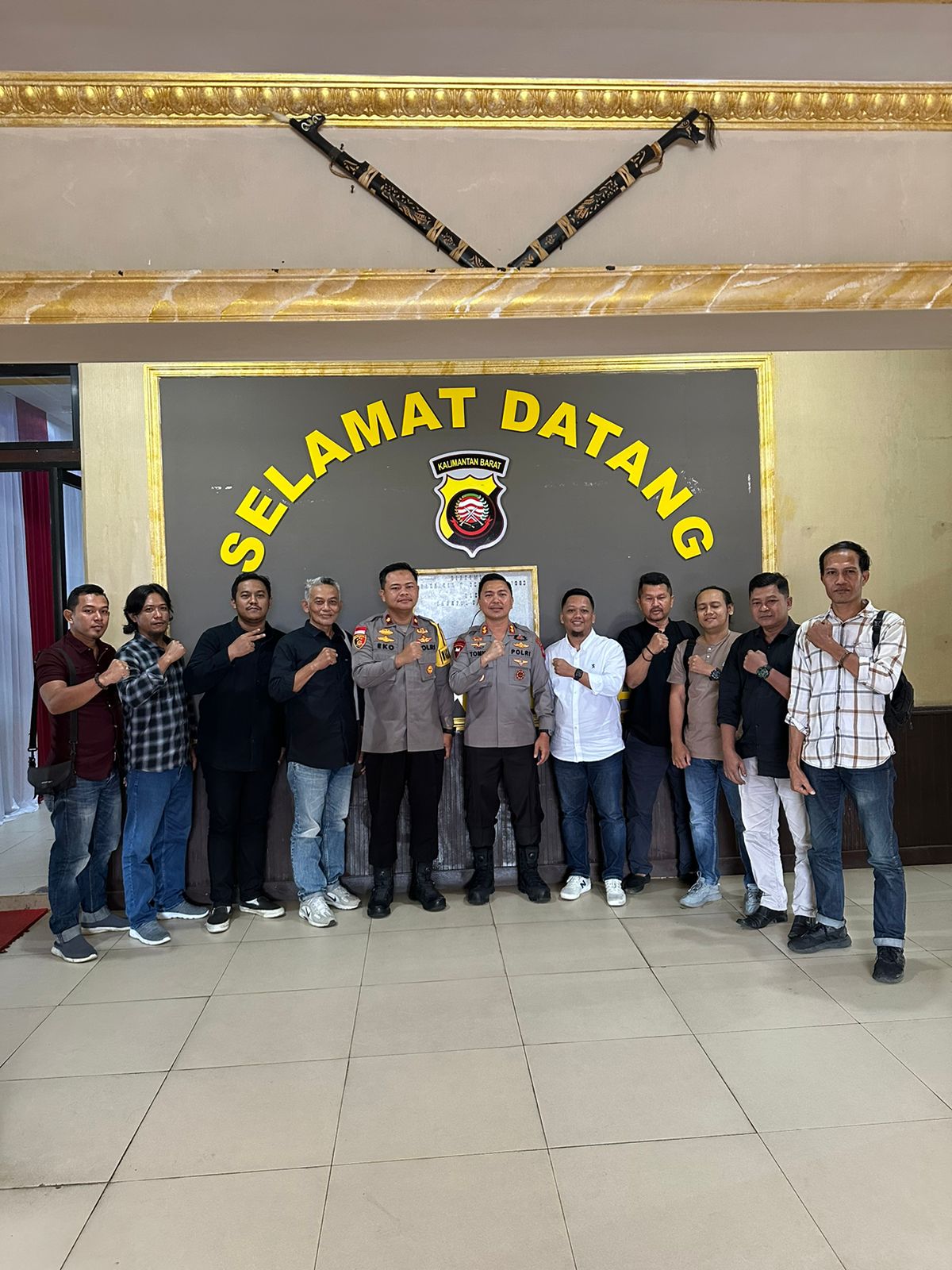 KabarKetapang - Aliansi Jurnalis Ketapang (AJK) bersama dengan Polres Ketapang berkomitmen untuk terus menjalin kerjasama. Hal tersebut disampaikan Kapolres Ketapang, AKBP Tommy Ferdian dan Ketua AJK, Theo Bernadhi disela-sela silaturahmi yang digelar di ruangan Kerja Kapolres, Jumat (14/7/2023).