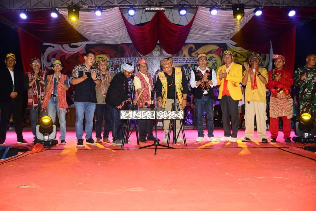KabarKetapang - Sekretaris Daerah Kabupaten Ketapang Alexander Wilyo, S.STP.,M.Si, yang bergelar Patih Jaga Pati Laman Sembilan Domong Sepuluh Kerajaan Hulu Aik, menutup secara resmi Gawai Adat Dayak (GAD) Kabupaten Ketapang IX di Kecamatan Nanga Tayap, pada Sabtu (15/7/2023).