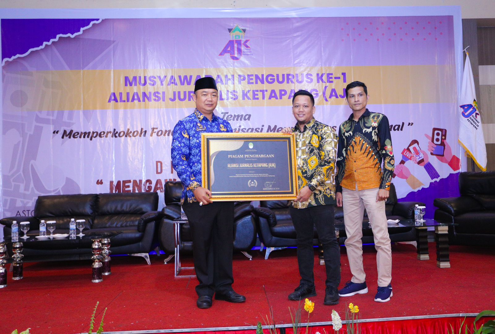 Ketapang, KabarKetapang - Pemerintah Daerah (Pemda) Ketapang memberikan piagam penghargaan kepada Aliansi Jurnalis Ketapang (AJK) sebagai wujud apresiasi Pemerintah Daerah dalam bermitra untuk penyebaluasan informasi pembangunan di Kabupaten Ketapang, Senin (17/7/2023).