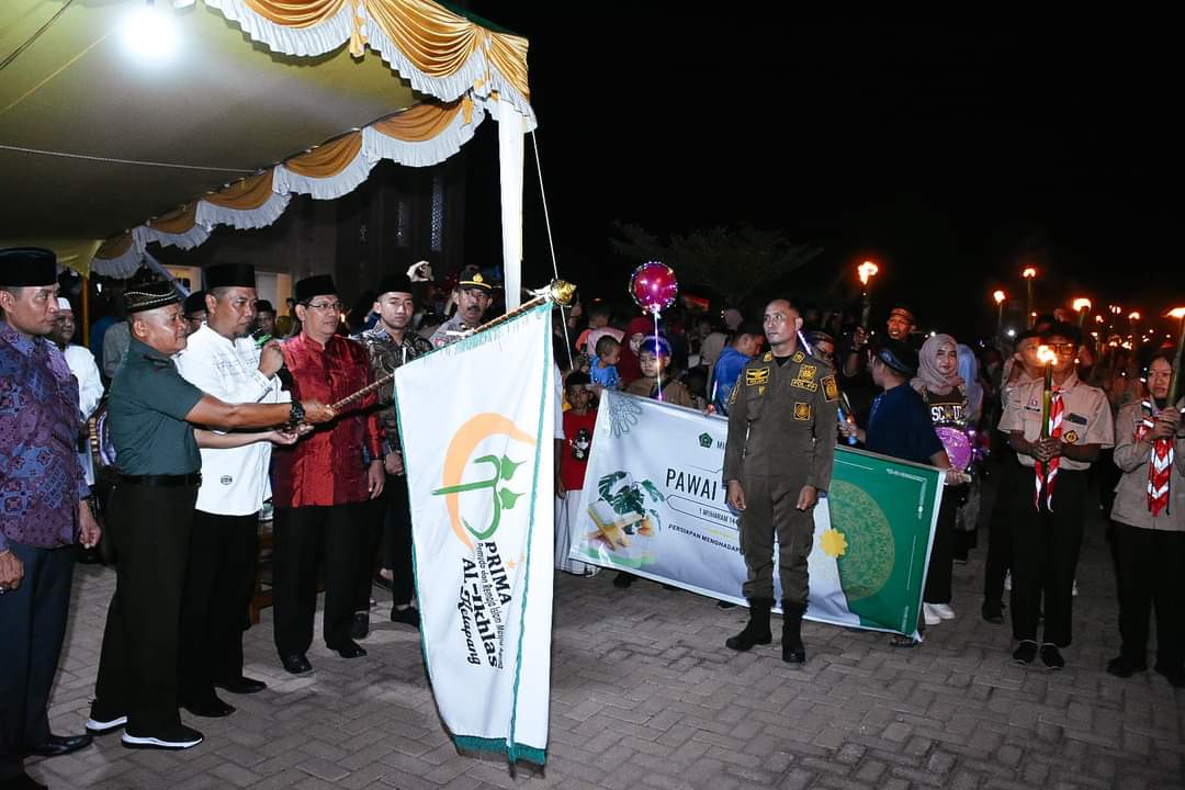 Ketapang, KabarKetapang - Ribuan siswa-siswi dari beberapa sekolah di Kabupaten Ketapang dan masyarakat mengikuti Pawai Obor menyambut Tahun Baru Islam 1 Muharram 1445 H.