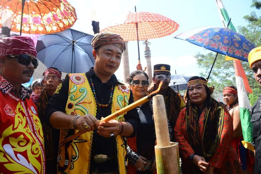 KabarKetapang - Sekretaris Daerah Kabupaten Ketapang, Alexander Wilyo, S. STP., M. Si., wakili Bupati Ketapang hadiri ritual Nungkat Gumi IV Kecamatan Simpang Hulu, di Rumah Betang Raya Kecamtan Simpang Hulu, di Dusun Pasir, Desa Semandang Kiri, Rabu (19/7/2023).