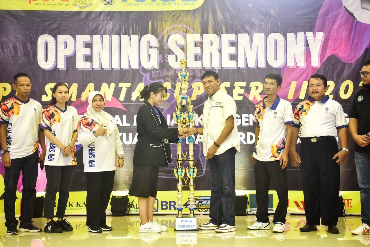 Ketapang, KabarKetapang - Wakil Bupati Ketapang H. Farhan, SE., M.Si membuka Opening Ceremony MPK SMANTA CUP SERI II tahun 2023 dengan tema "Melalui Futsal Menjadikan GenerasinYang Cerdas, Berkualitas dan Berdaya Saing", pada Kamis (20/07/2023) bertempat di Gedung Pancasila Kabupaten Ketapang.