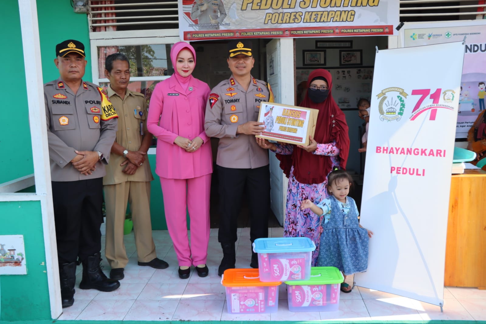 KabarKetapang - Kegiatan Poskesdes maupun Posyandu ini merupakan sebuah kegiatan yang rutin dilakukan bagi para balita, untuk memantau kesehatan dan perkembangan anak.