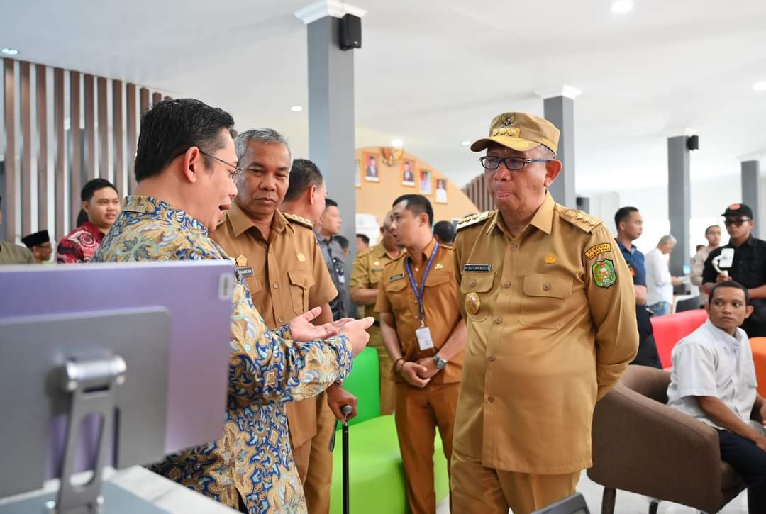 KabarKetapang - Bupati Ketapang Martin Rantan, SH ,M.Sos mendampingi Gubernur Kalimantan Barat H. Sutarmidji, SH.,M.Hum meresmikan soft launching operasional Mal Pelayanan Publik (MPP) Kabupaten Ketapang, pada Selasa (25/7/2023).