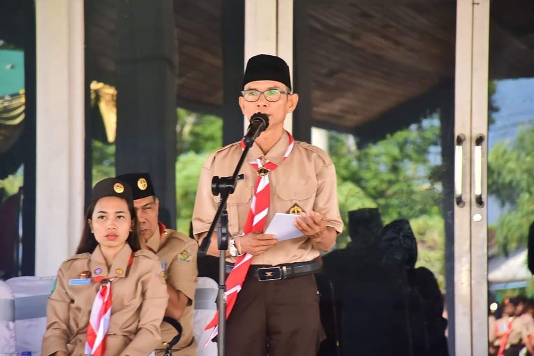 KabarKetapang - Staf Ahli Bupati Bidang Kemasyarakatan dan SDM Absalon, SE., M.Sos, Memimpin Apel dalam rangka HUT Satuan Komunitas Pramuka Peduli Ketapang ke-13, pada Jum'at (28/7/2023) di Halaman Pendopo Bupati Ketapang.