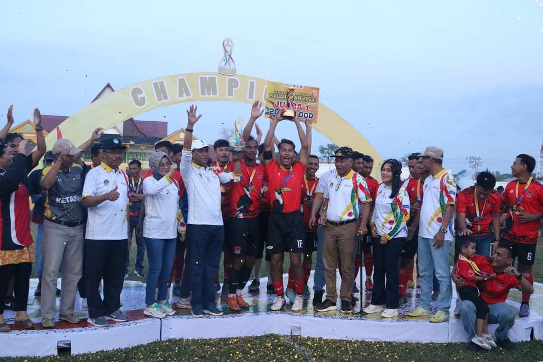 KabarKetapang - Bupati Ketapang Martin Rantan, SH.,M.Sos menutup langsung Turnamen Sepakbola Bupati Cup 2023, pada Jum'at (29/07/2023) bertempat di Stadion Tantemak Ketapang.