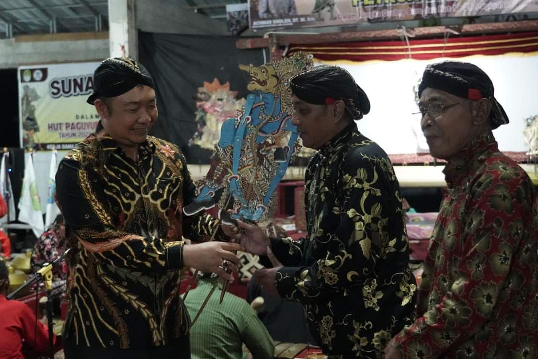 KabarKetapang - Sekda Ketapang Alexander Wilyo, S.STP.,M.Si yang juga Patih Jaga Pati Laman Sembilan Domong Sepuluh Kerajaan Hulu Aik – yang bergelar adat Raden Cendaga Pintu Bumi Jaga Banua, menerima sebilah keris dari Ketua Umum Paguyuban Jawa Kabupaten Ketapang, pada Sabtu (29/07/2023) bertempat dirumah Joglo Paguyuban Jawa Ketapang.