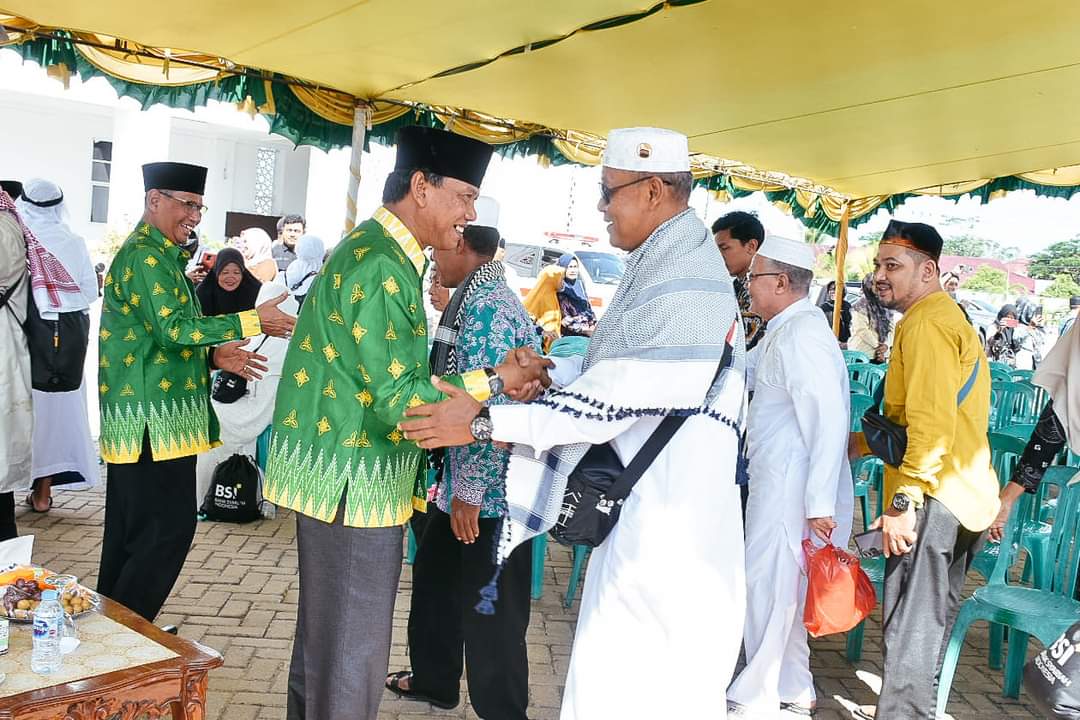 KabarKetapang - Wakil Bupati Ketapang H. Farhan, SE.,M.Si menyambut Kedatangan Jemaah Haji Kabupaten Ketapang Tahun 2023, pada Jum'at (04/08/2023) bertempat di Halaman Masjid Agung Al-Ikhlas Ketapang.