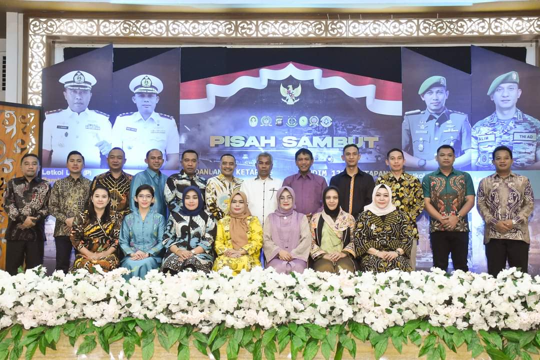 KabarKetapang - Suasana kekompakan dan keakraban ditunjukkan Forkopimda Ketapang saat Pisah Sambut Dandim 1203 Ketapang dan Komandan Lanal Ketapang, pada Jum'at (04/08/2023) bertempat di Gedung Pancasila Ketapang.